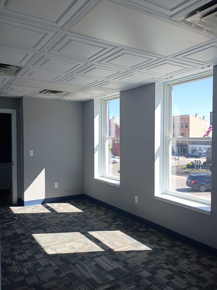 More Photos Of 40 Monument Sq, Urbana Storefront Retail Office For Lease