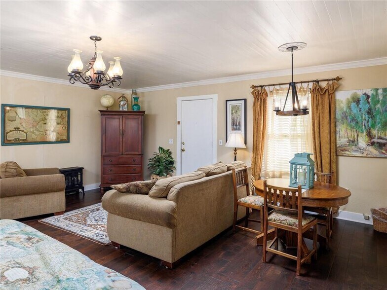 More Photos Of 915 E Cameron Ave, Rockdale Hotel For Sale