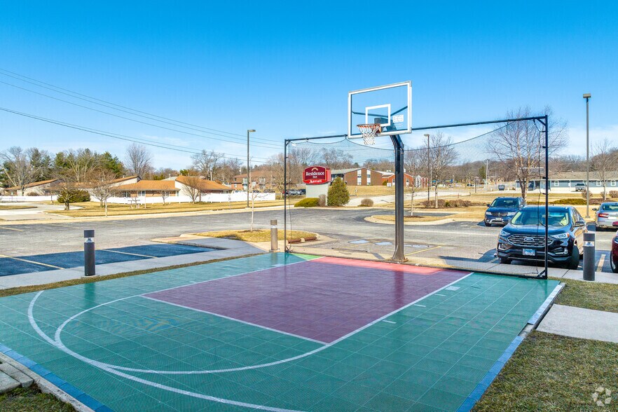 More Photos Of 4600 53rd St, Moline Hotel For Sale