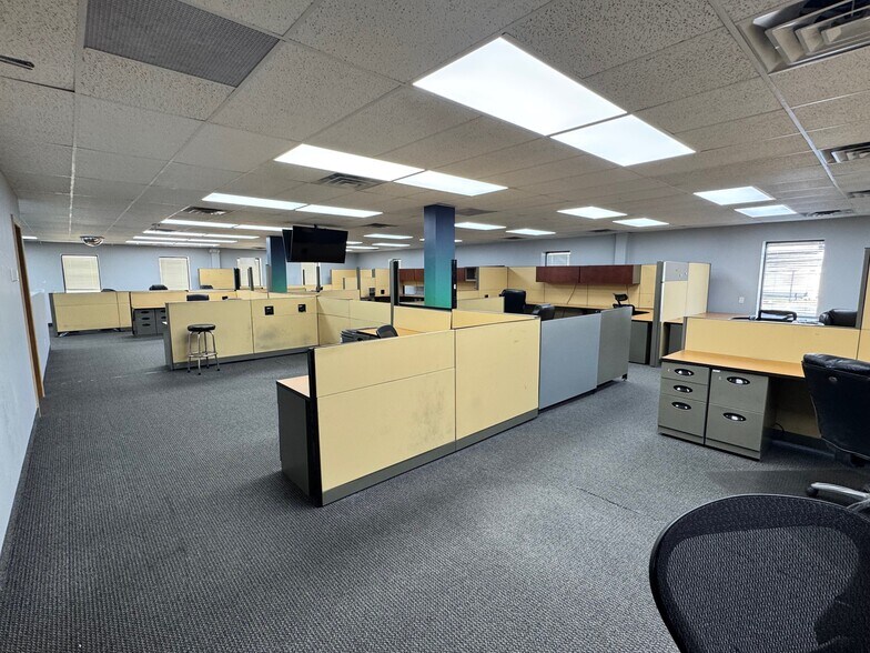 More Photos Of 13720 E 42nd Ter, Independence Office For Lease