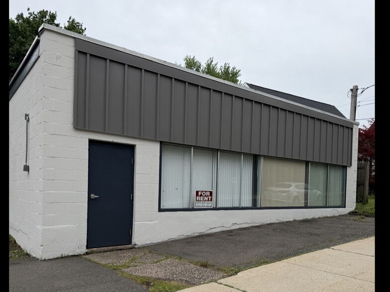 Primary Photo Of 12 Pease Ave, Middletown Showroom For Lease