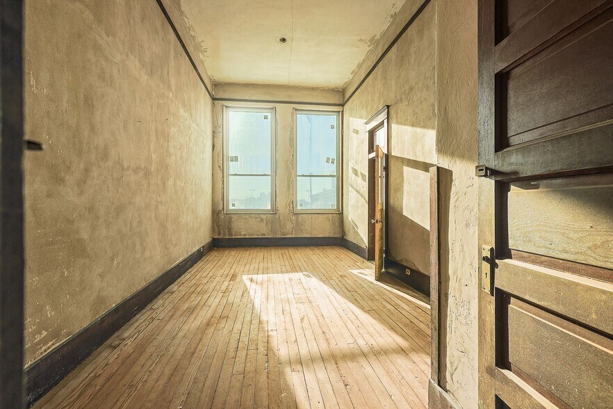 More Photos Of 125 S Waco St, Hillsboro Office For Sale