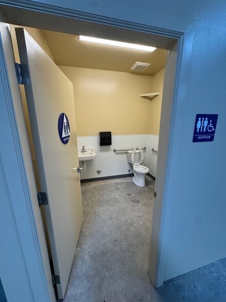 More Photos Of 11620 Old River Rd, Bakersfield Warehouse For Lease