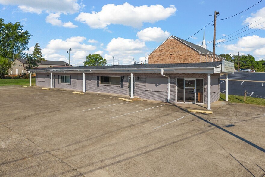 More Photos Of 124 10th St, Clarksville Flex For Sale