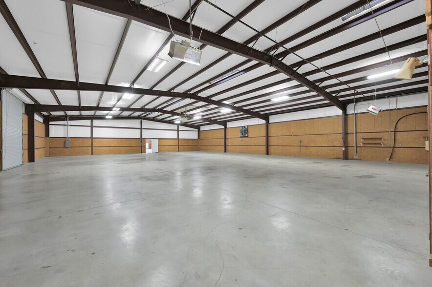 More Photos Of 11322 Neeshaw Dr, Houston Warehouse For Lease