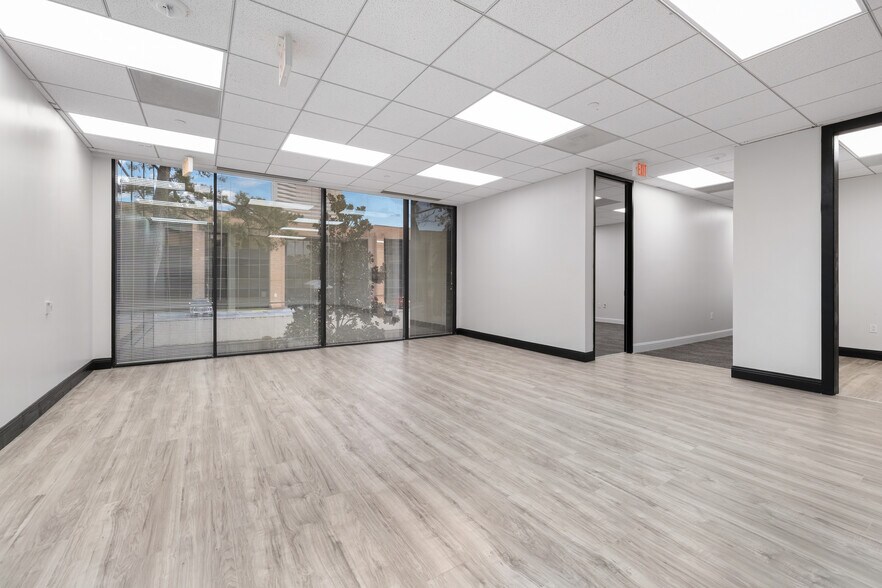 More Photos Of 17 S Briar Hollow Ln, Houston Office Residential For Lease