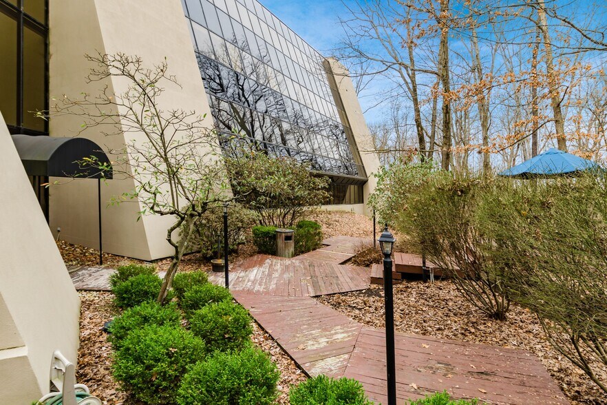 More Photos Of 130 E Wilson Bridge Rd, Worthington Office For Lease