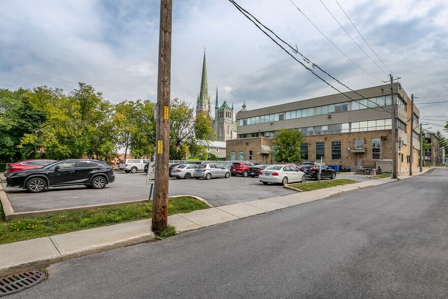 More Photos Of 85 Rue Saint-Charles O, Longueuil Office For Lease