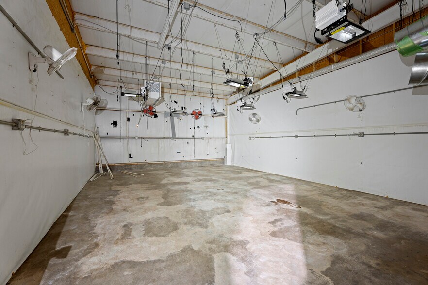 More Photos Of 57530 E Highway 59, Fairland Manufacturing For Sale