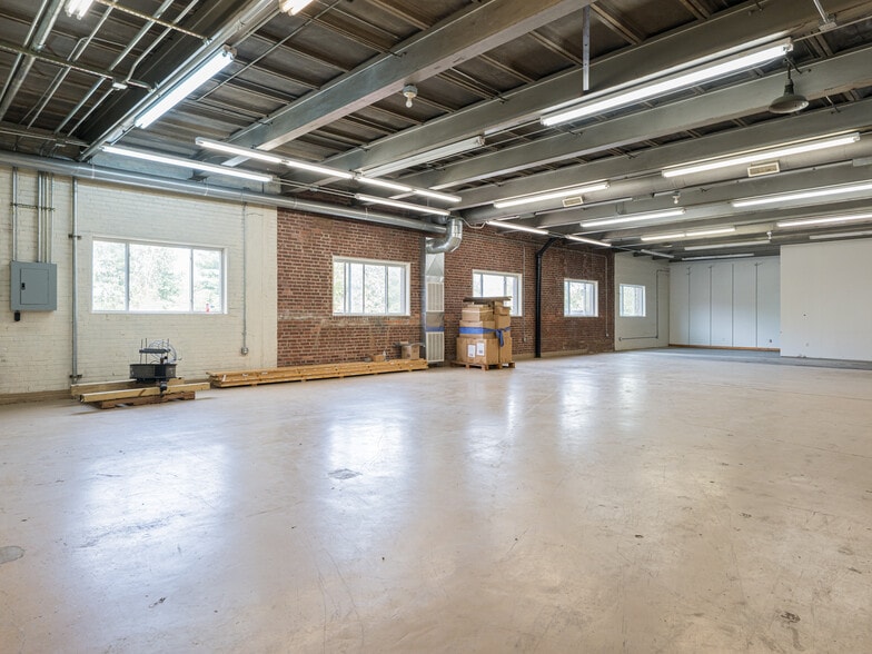 More Photos Of 701 Oriole Dr, Hendersonville Warehouse For Sale