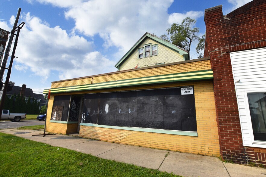 More Photos Of 801 Ml King Ave, Flint Storefront Retail Residential For Sale