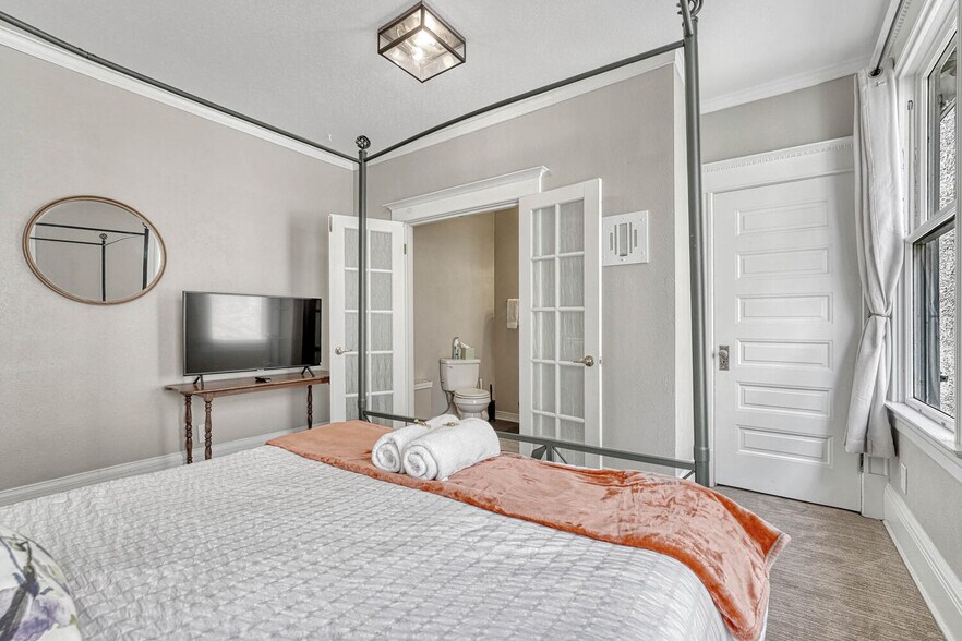 More Photos Of 6 Boulder Crescent St, Colorado Springs Hotel For Sale