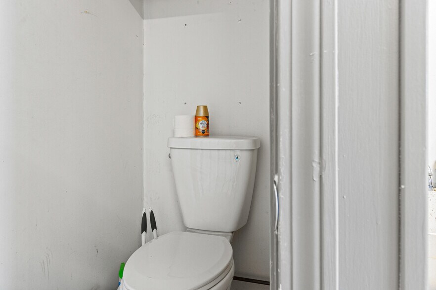 More Photos Of 2108 Broadway, South Portland Light Distribution For Sale