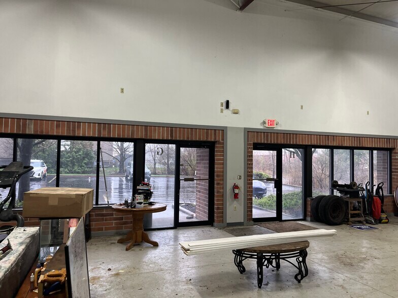 More Photos Of 100 Pelret Industrial Pky, Berea Showroom For Lease