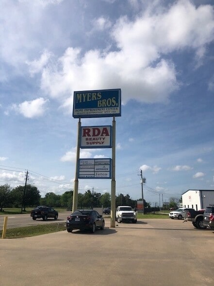 More Photos Of 5548 North Main St, Baytown Warehouse For Lease