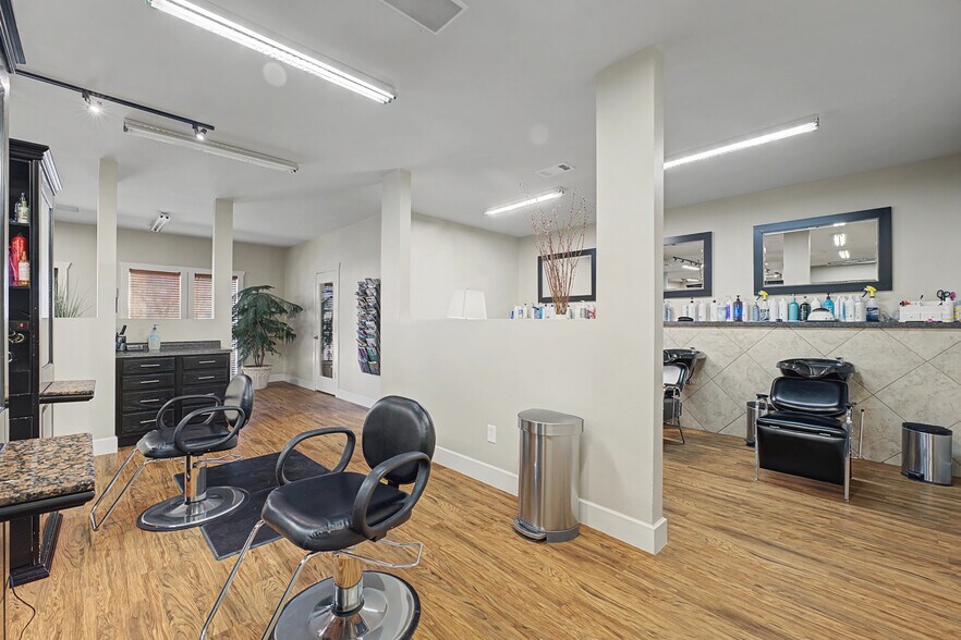 More Photos Of 1133 NW J St, Bentonville Office For Sale