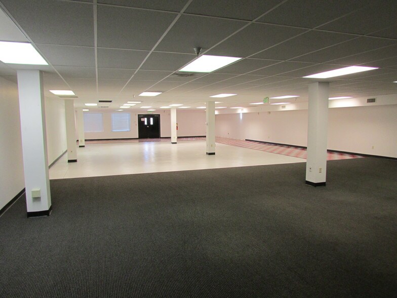 More Photos Of 1610 W Garden of the Gods Rd, Colorado Springs Manufacturing For Lease