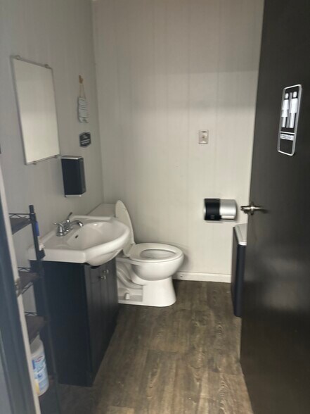 More Photos Of 27300 Ecorse Rd, Taylor Warehouse For Lease