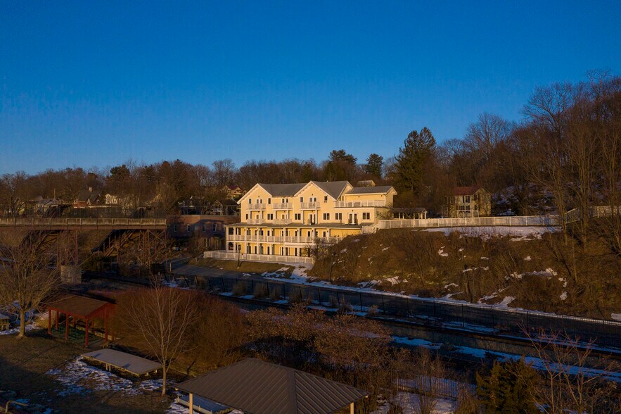 More Photos Of 4 Grinnell St, Rhinecliff Hotel For Lease