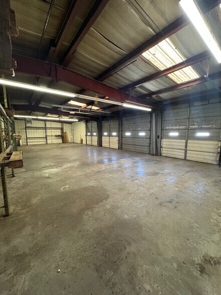 More Photos Of 2533 Russellville Rd, Bowling Green Showroom For Lease