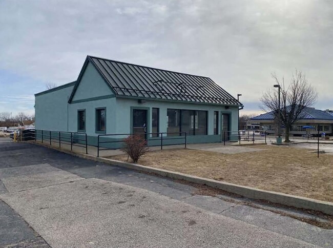Primary Photo Of 3325 Sheridan Rd, Zion Fast Food For Lease