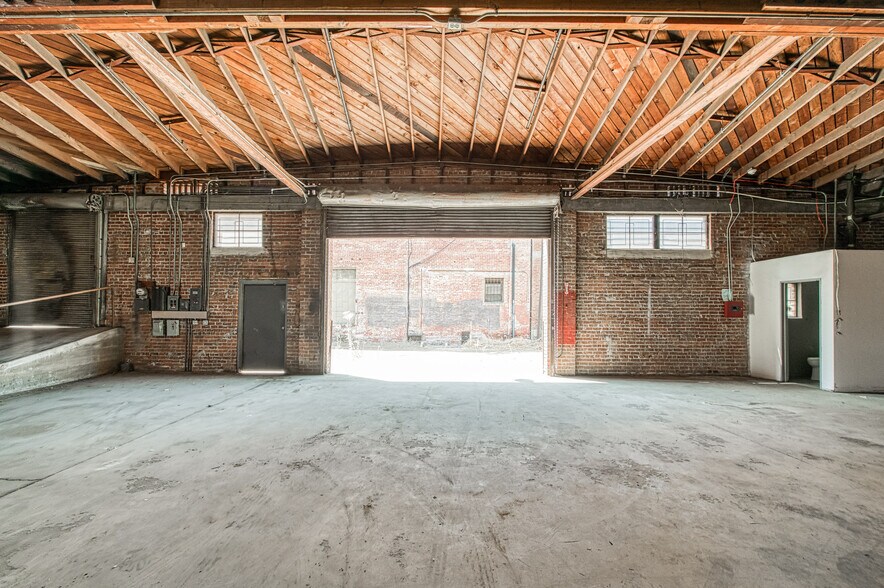 More Photos Of 135 Van Ness Ave, Fresno Warehouse For Lease