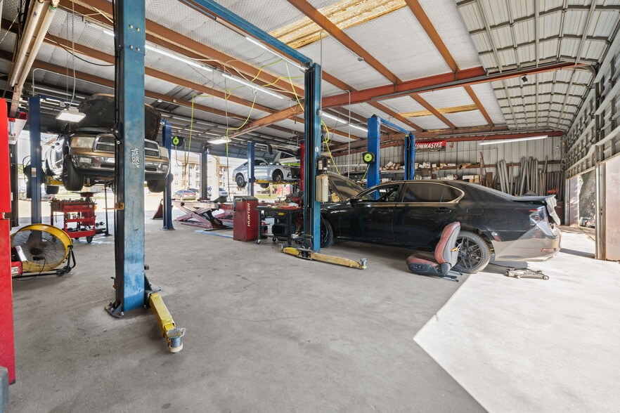 More Photos Of 2214 N Frazier St, Conroe Auto Repair For Sale