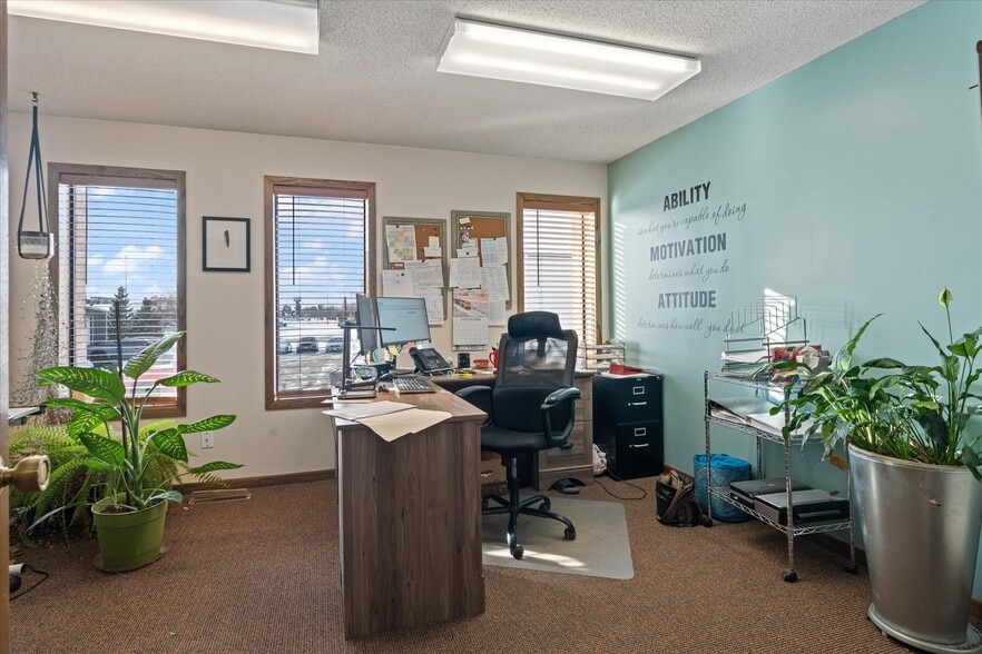 More Photos Of 1810 Crestview Dr, Hudson Office For Sale