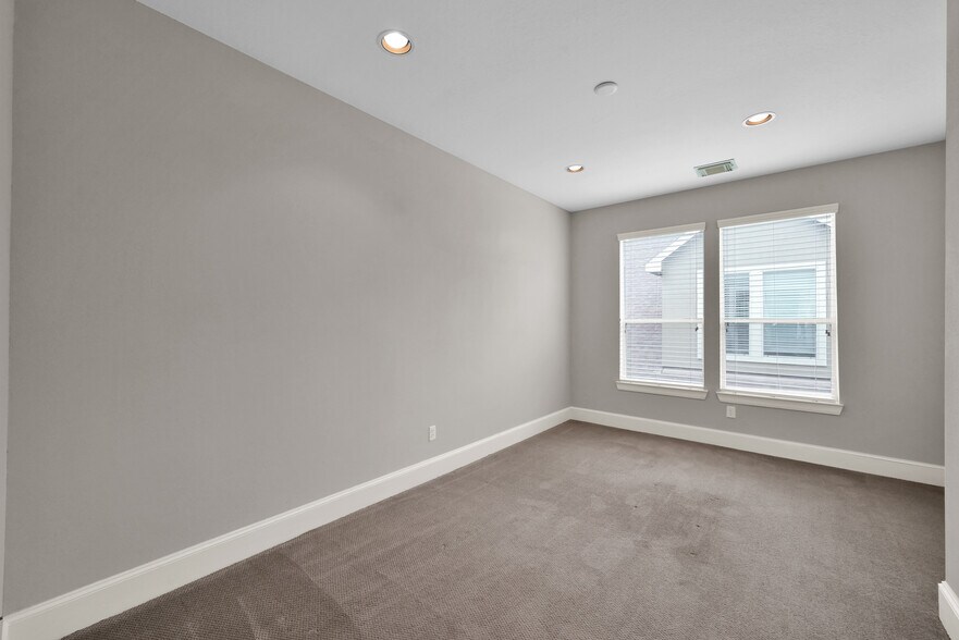 More Photos Of 25511 Budde Rd, The Woodlands Office For Lease