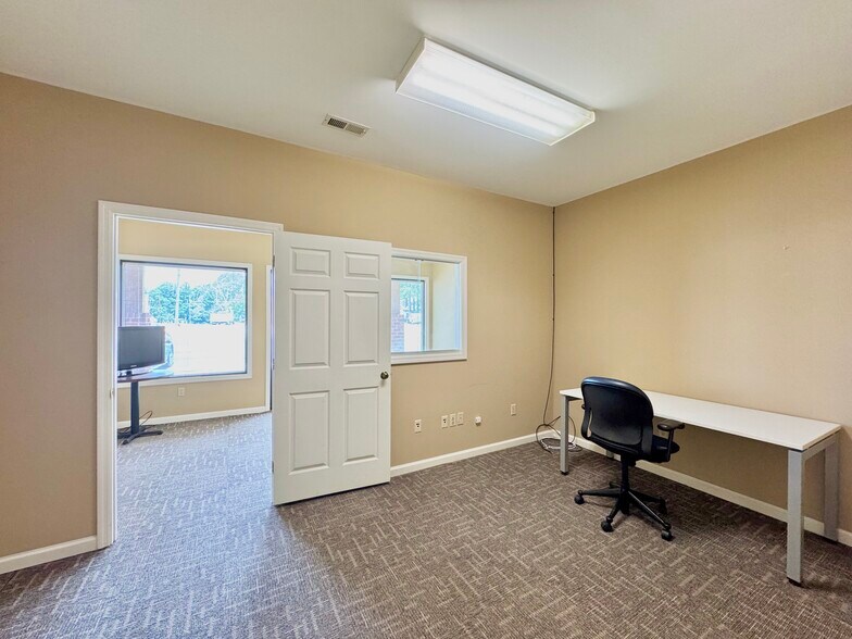 More Photos Of 1301-1385 W Danville St, South Hill Office For Lease