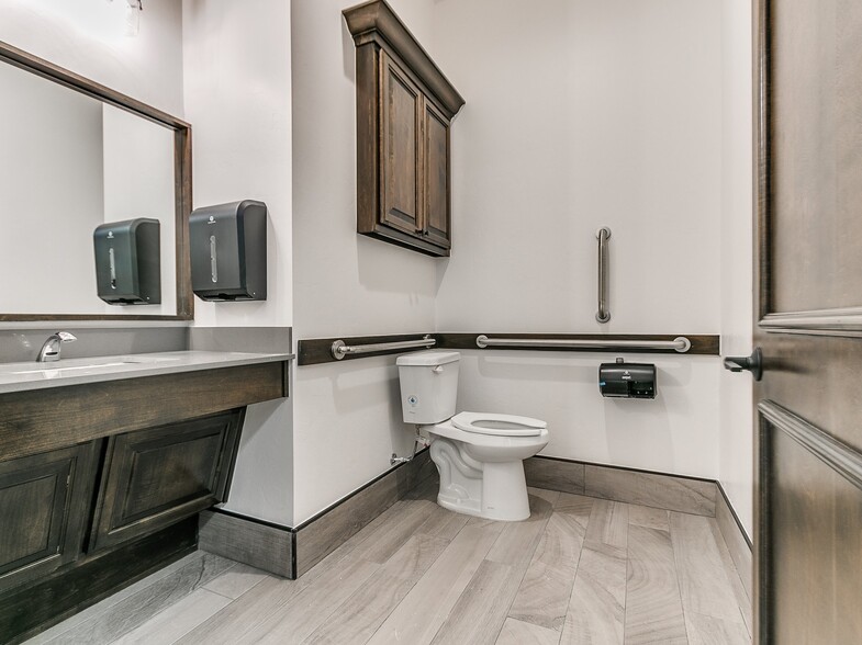 More Photos Of 13709 S Santa Fe Ave, Oklahoma City Office For Sale