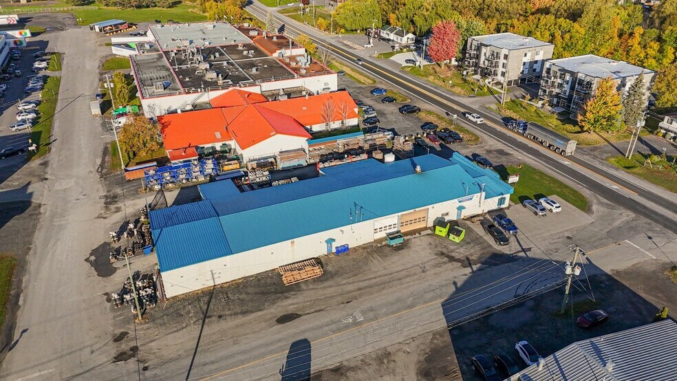 More Photos Of 2211 Québec 112, Saint-cesaire Distribution For Sale