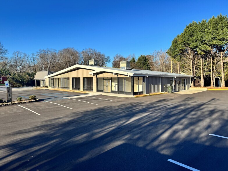 More Photos Of 427 Wade Hampton Blvd, Greenville Freestanding For Lease