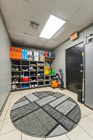 More Photos Of 9585 Braun Rd, San Antonio Storefront Retail Office For Sale