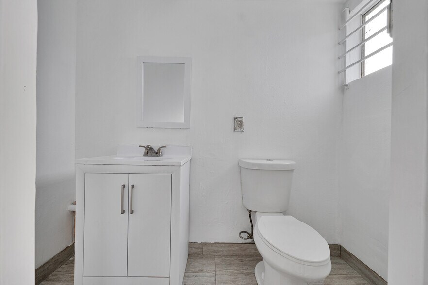 More Photos Of 23045 Drayton St, Santa Clarita Warehouse For Sale