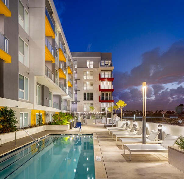 More Photos Of 988 S Manhattan Pl, Los Angeles Apartments For Lease