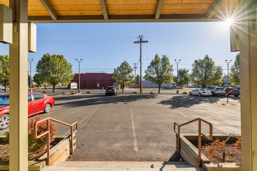 More Photos Of 422 S 5th St, Klamath Falls Office For Sale