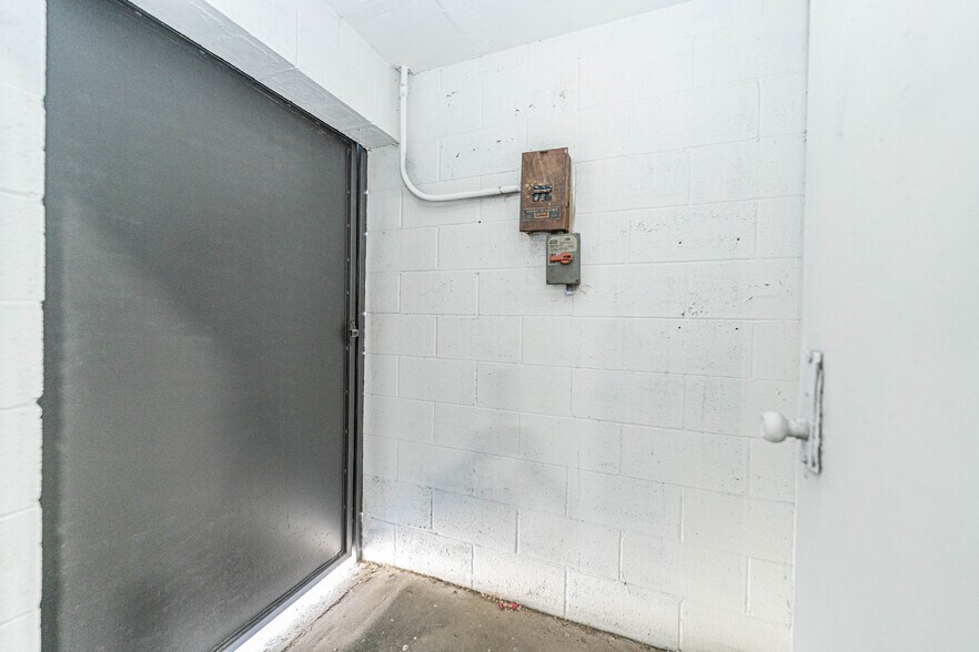 More Photos Of 934 Avila St, Los Angeles Warehouse For Lease