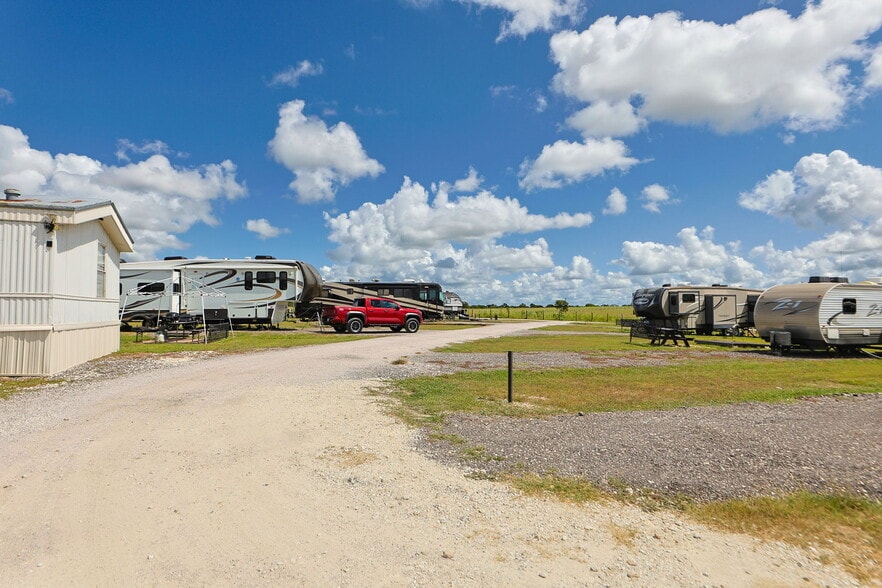 More Photos Of 6049 FM 3090 Rd, Anderson Trailer Camper Park For Sale