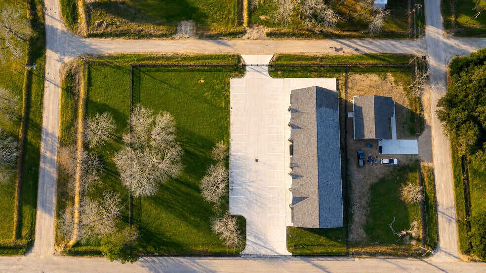 More Photos Of 4206 2nd 1/2 St, Brookshire Office For Sale
