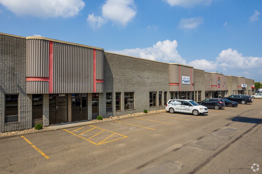 More Photos Of 3370-3418 Boul Industriel, Laval Light Distribution For Lease