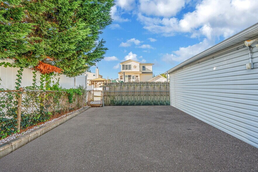 More Photos Of 504 Fire Island Ave, Babylon Flex For Sale