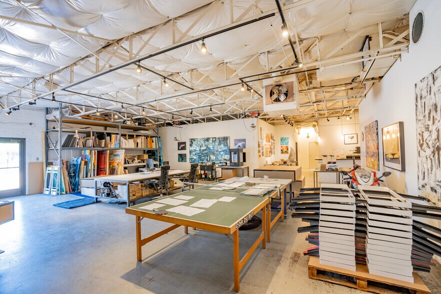 More Photos Of 2005 Wall St, Dallas Showroom For Lease