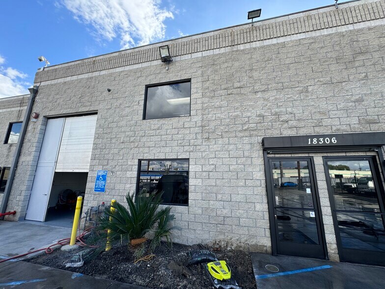 More Photos Of 18306 Eddy St, Northridge Service For Lease