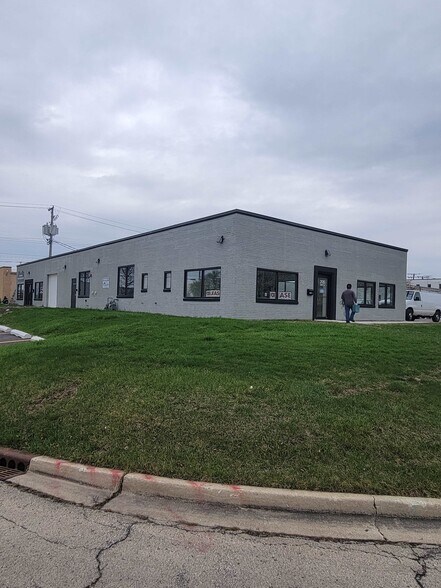 Primary Photo Of 205 W Interstate Rd, Addison Showroom For Lease