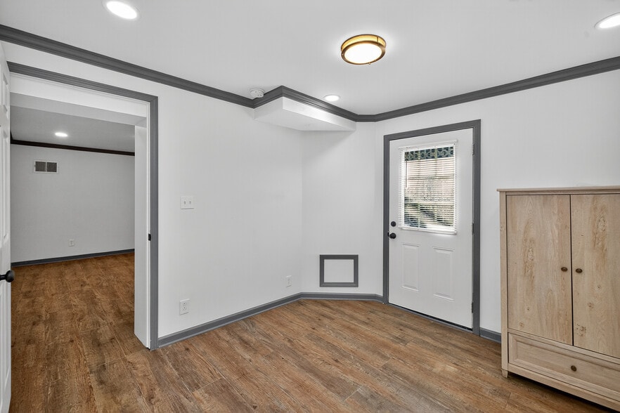 More Photos Of 102 W High St, Lexington General Retail For Sale