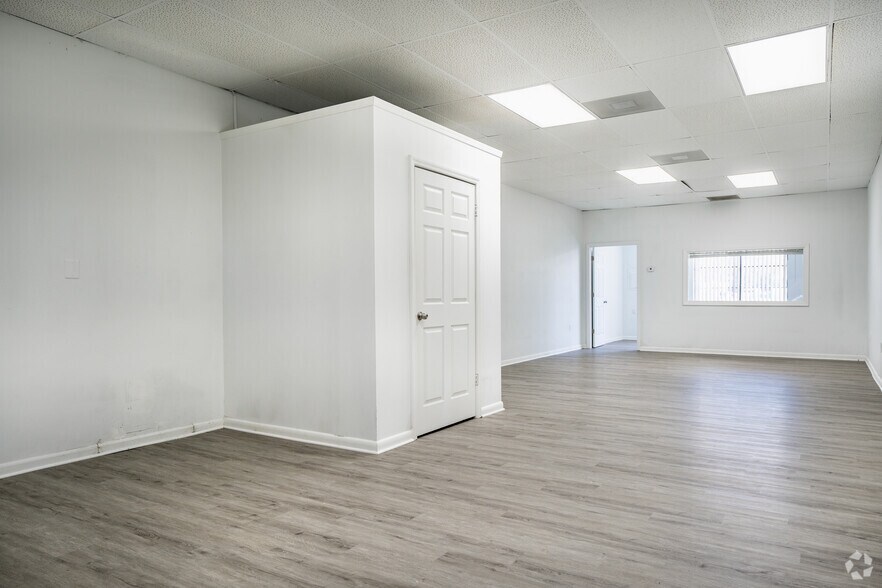 More Photos Of 11350 66th St N, Largo Office Residential For Lease