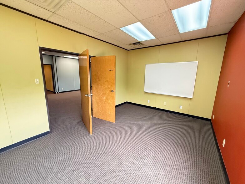 More Photos Of 1606 Headway Cir, Austin Light Manufacturing For Lease