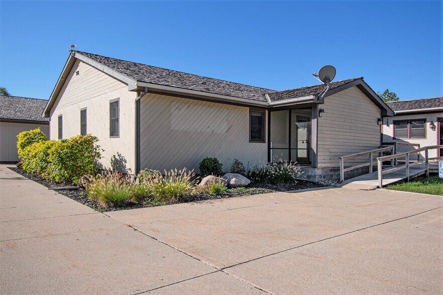Primary Photo Of 1010 N Broadway St, Red Oak Medical For Sale