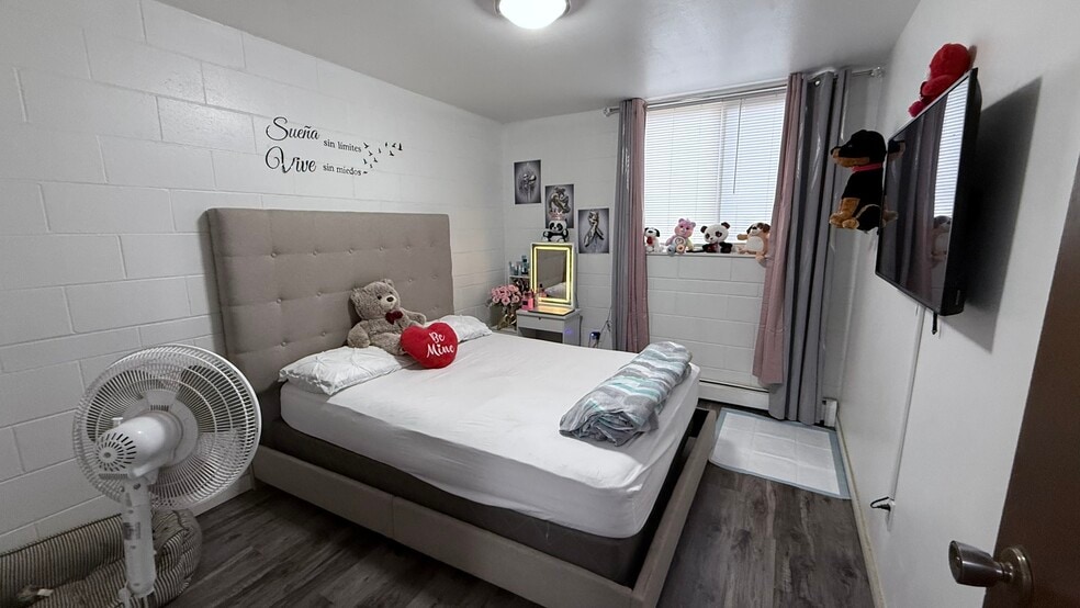 More Photos Of 1940-1990 Wisconsin SW, Huron Apartments For Sale